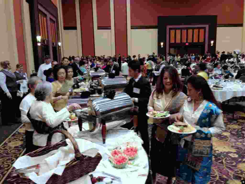 ຮັບ​ປະທາ​ນອາຫານ