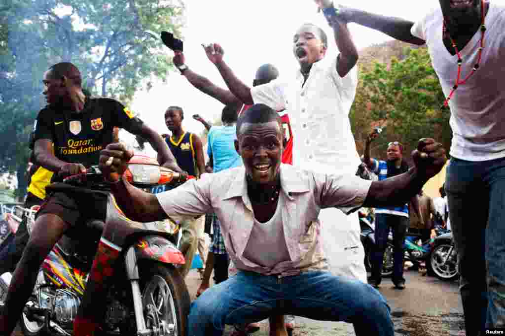 Des Maliens de Bamako exprimant leur soutien au coup d'Etat