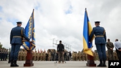 Fotografía difundida por el Servicio de Prensa Presidencial de Ucrania el 4 de agosto de 2024, muestra el presidente de Ucrania, Volodymyr Zelenskyy (centro), durante las celebraciones del Día de la Fuerza Aérea de Ucrania en un lugar no revelado.