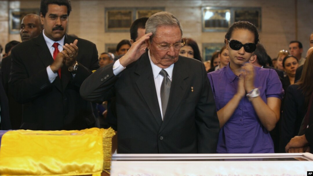 Presiden Kuba Raul Castro memberikan penghormatan untuk jenazah Hugo Chavez saat melayat di Akademi Militer di Caracas (7/3). Mendiang Presiden Chavez menurut rencana akan dimakamkan dengan upacara kenegaraan hari ini, Jumat (8/3).