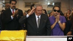 Presiden Kuba Raul Castro memberikan penghormatan untuk jenazah Hugo Chavez saat melayat di Akademi Militer di Caracas (7/3). Mendiang Presiden Chavez menurut rencana akan dimakamkan dengan upacara kenegaraan hari ini, Jumat (8/3).