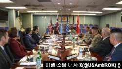 미셸 스틸 주한미국대사(사진 가운데 왼쪽 여성)가 4일 제이비어 브런슨 주한미군사령관과 만나 한반도 사안에 대해 논의했다.