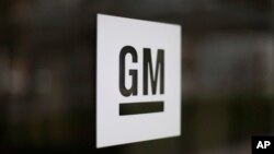 ARSIP – Foto yang diambil tanggal 16 Mei 2014 ini menampilkan logo General Motors di kantor pusat perusahaan tersebut di Detroit, Michigan (foto: AP Photo/Paul Sancya, Arsip)