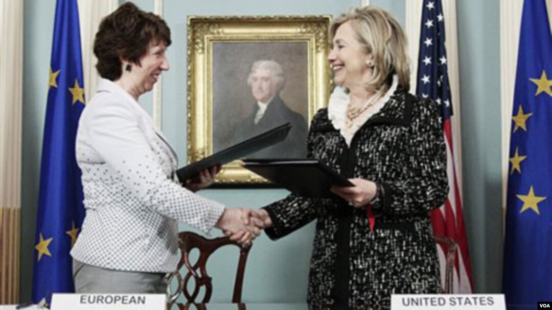 Menlu Amerika Hillary Clinton dan Kepala UE Catherine Ashton, menandatangani kerangka kerja Amerika-Uni Eropa di Washington (17/5).