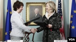 Menlu Amerika Hillary Clinton dan Kepala UE Catherine Ashton, menandatangani kerangka kerja Amerika-Uni Eropa di Washington (17/5).