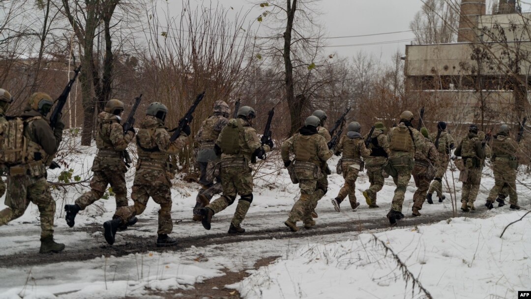Цивили облечени во воени униформи учествуваат на воена обука организирана од украински војници во Киев, на 23 ноември 2024 година, среде руската инвазија на Украина. (Фото:АФП)