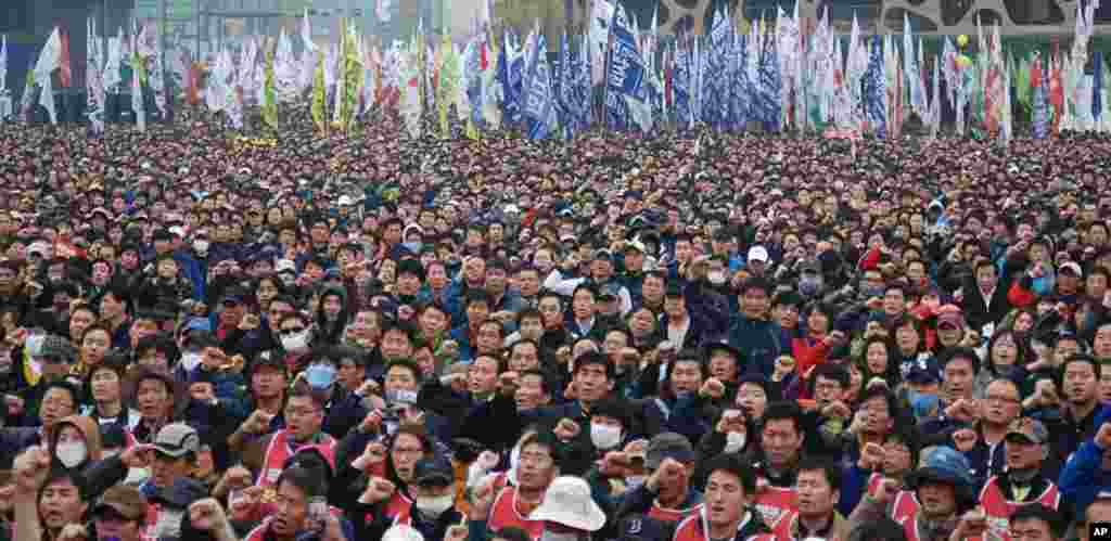 Police say 20,000 people were at Sunday's rally. Organizers claim double that number.