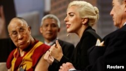 Далай Лама и Леди Гага. Индианаполис, США. 26 июня 2016 г.
