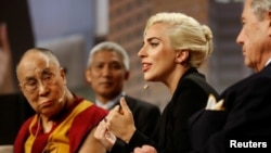 Penyanyi Lady Gaga bersama Dalai Lama dalam sebuah konferensi di Indianapolis, Indiana, Juni 2016. (Reuters/Chris Bergin) 