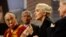 Penyanyi Lady Gaga bersama Dalai Lama dalam sebuah konferensi di Indianapolis, Indiana, Juni 2016. (Reuters/Chris Bergin) 