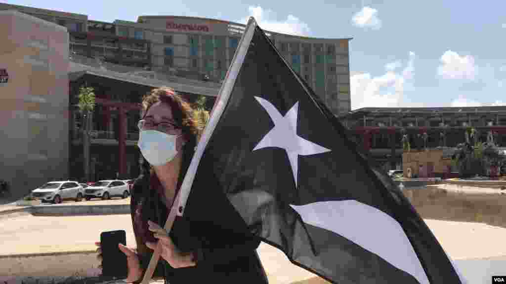 Manifestantes consideran que EE.UU. debe permitir la ayuda de otros países si es que el gobierno no puede lidiar con las necesidades del pueblo puertorriqueño.