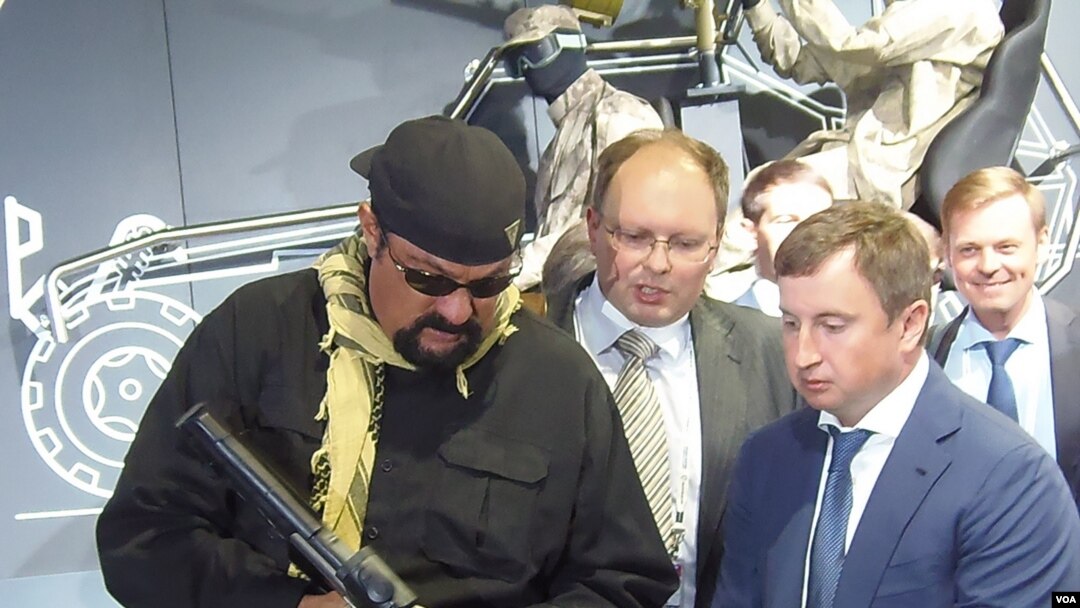 Aktor film asal AS, Steven Seagal, berkunjung ke Pameran Senjata Moskow, 2014. Kremlin menganggap penting hubungan dengan berbagai macam warga AS, Seagal sering berkunjung ke Rusia, dan Putin telah memberikannya kewarganegaraan Rusia (foto: VOA China-Bai Hua)