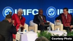 Para pejabat IMF mengenakan kain ulos, termasuk Direktur Pengelola IMF Christine Lagarde (kiri). (Foto courtesy: IMF-World Bank)