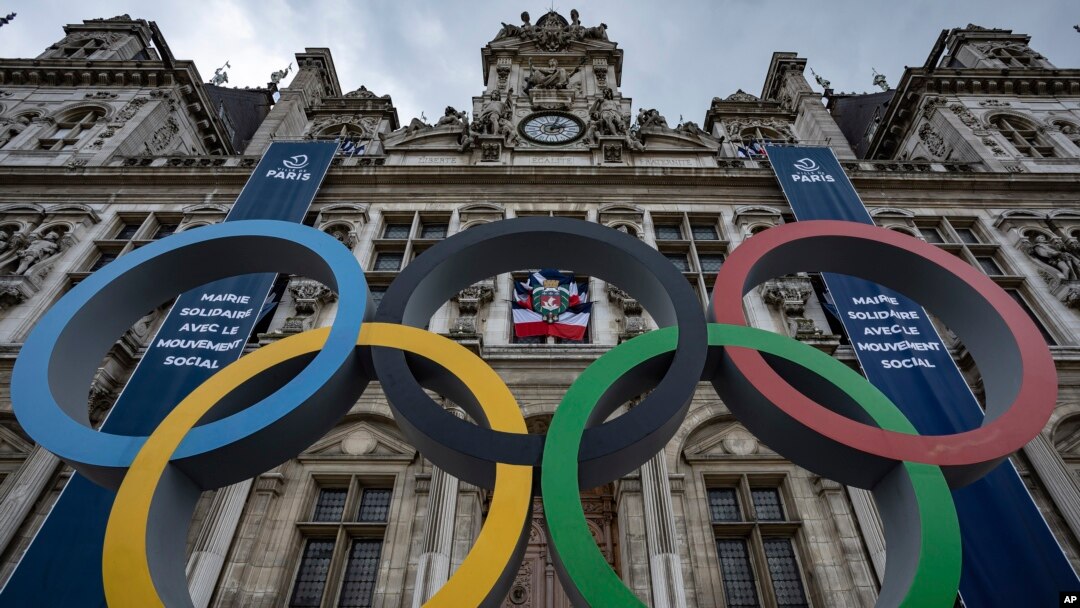 Struktur cincin yang menjadi simbol dari olimpiade terpasang di depan Balai Kota Paris, Prancis, pada 30 April 2023. (Foto: AP/Aurelien Morissard)
