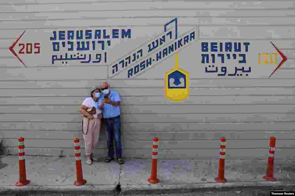 이스라엘 로시하니크라 지역의 레바논 국경선에서 한 커플이 사진을 찍고 있다. 이스라엘과 레바논은 오랫동안 지속됐던 해상국경 획정 문제를 놓고 곧 회담할 계획이다. 