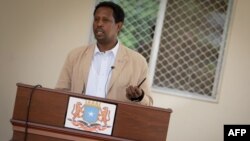 Abdirahman Omar Osman, porte-parole de la présidence somalienne, devant les médias, le 25 octobre 2013. (AFP PHOTO / AU-UN IST PHOTO / STUART PRICE)