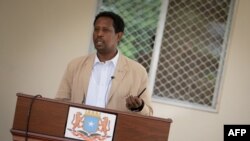 L'ancien ministre de l'Information Abdirahman Omar Osman a été nommé maire de Mogadiscio, ici lors d'une conférence de presse à Mogadiscio, le 25 octobre 2013. 