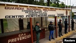 Miembros de las fuerzas de seguridad en un punto de control de la cárcel de Tocoron, en el estado Aragua, luego de su toma por parte del Estado venezolano. 