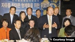 추수감사절을 맞이하여 지난달 30일 한국 대통령 직속 자문기구 민주평통의 로스앤젤레스협의회가 미 서부 지역에 거주하는 탈북자들을 위한 위로 행사를 열었다.