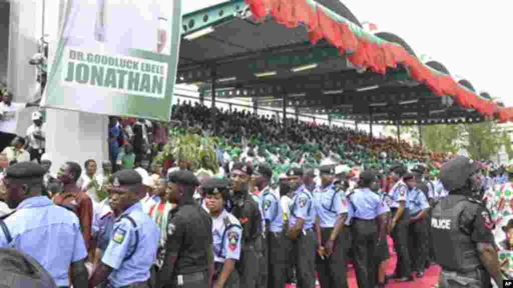 Shugaban Najeriya, Goodluck Jonathan, a yau talata ya bayana aniyarsa, na neman tsayawa takarar neman shugabanci kasa, a inuwar, jamiyarsa ta PDP a Abuja, babban birnin tarayyar Najeriya, 11 ga Nuwamba 2014.