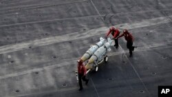 美国海军士兵在艾森豪威尔号航母上运送弹药（资料图）