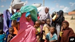 FILE - Somalis fleeing from drought in the Lower and Middle Shabelle regions of the country reach a makeshift camp for displaced persons in the Daynile neighborhood on the outskirts of the capital Mogadishu, May 18, 2019. 