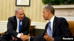 Presiden AS Barack Obama (kanan) saat berbincang dengan PM Israel Benyamin Netanyahu saat bertemu di Gedung Puith, Washington DC, 30 September 2013 (Foto: dok).