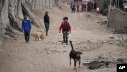 Niños caminan en un barrio cerca del megapuerto financiado por China en Chancay, Perú, el martes 12 de noviembre de 2024.