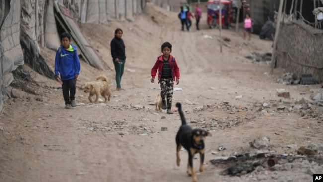 Niños caminan en un barrio cerca del megapuerto financiado por China en Chancay, Perú, el martes 12 de noviembre de 2024.