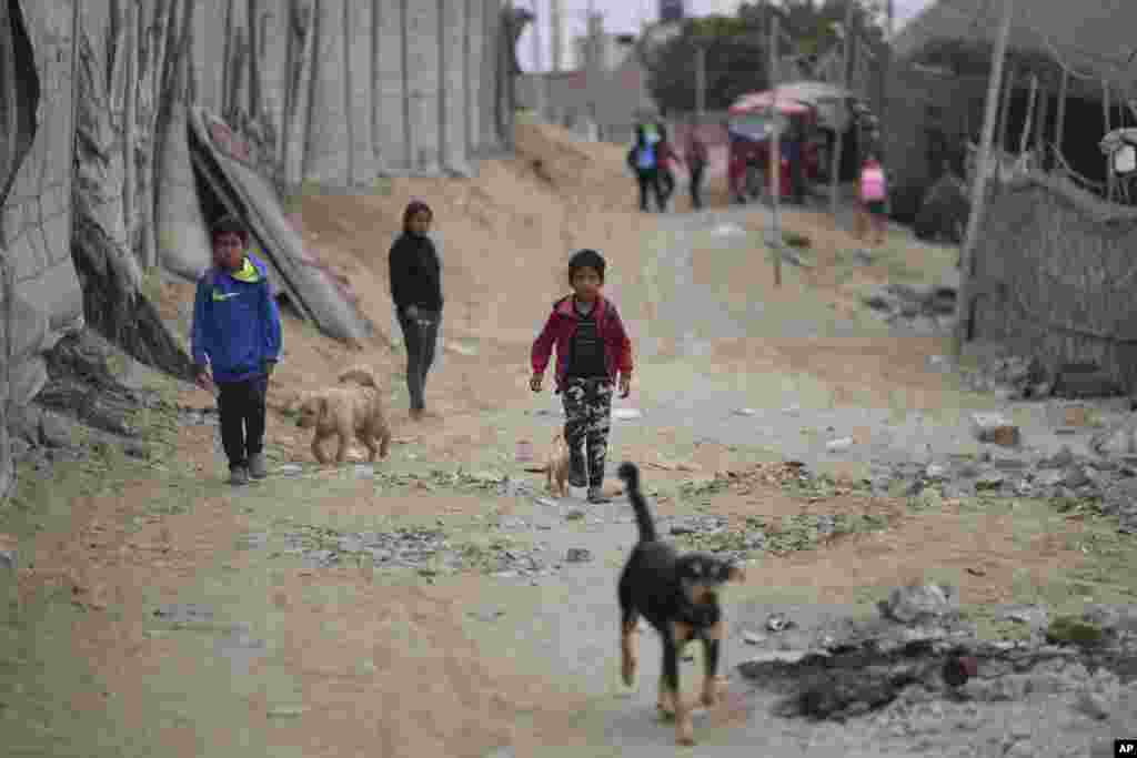 Niños caminan en el barrio de Señor de la Soledad, cerca del puerto financiado por China en Chancay, Perú, el 12 de noviembre de 2024.