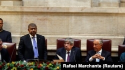 Le président angolais João Lourenço (à g.) prononce un discours au parlement portugais à Lisbonne, au Portugal, le 22 novembre 2018.