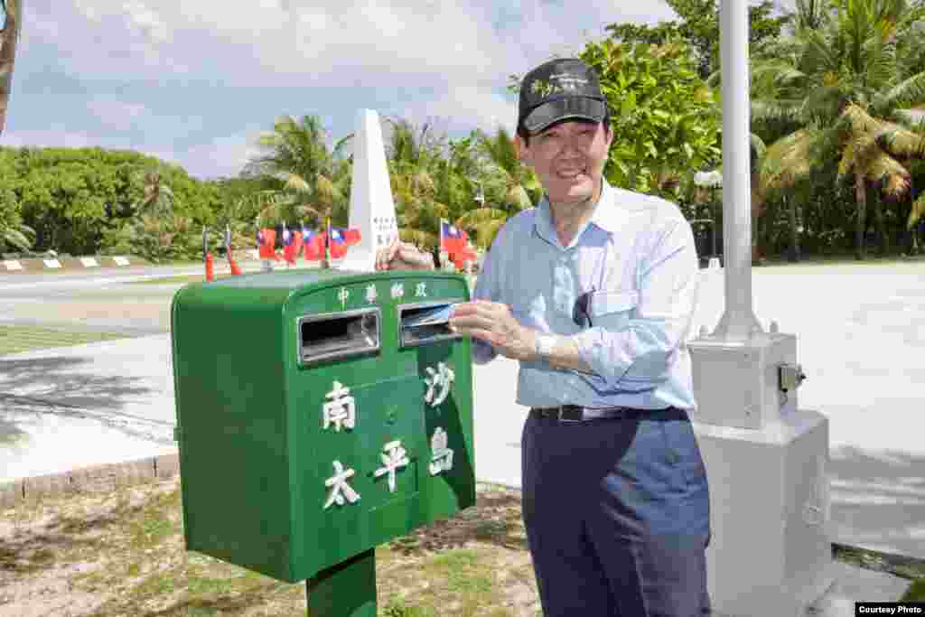 马总统于太平岛投递明信片（台湾总统府）