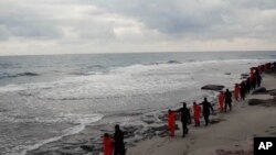 Fotografija napravljena od prethodnog video snimka masovnog pogunljenja hrišćana od strane ekstremista Islamske države 