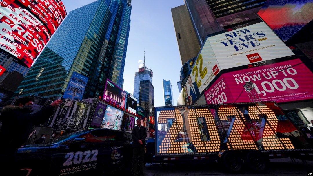 Persiapan Malam Tahun Baru di Times Square, New York City, 20 Desember 2021. (Foto: AP)