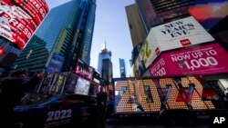 Persiapan Malam Tahun Baru di Times Square, New York City, 20 Desember 2021. (Foto: AP)