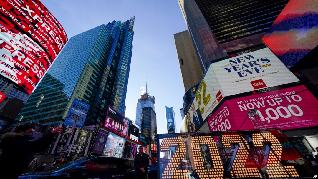 Suasana Times Square, New York City, 20 Desember 2021. Anggota parlemen New York pada Jumat (1/7) mulai memperbaiki undang-undang tentang senjata api yang akan melarangnya dari daftar panjang "tempat-tempat sensitif," termasuk Times Square.Foto: AP)