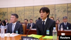 한국 국회 문화체육관광위원회가 연 청문회에서 홍명보 전 국가대표팀 감독(사진 오른쪽)이 증언하고 있다.