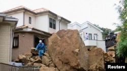Rocas en una área residencial luego de un alúd provocado por el tifón Wipha, en Kamura, al sur de Tokio.