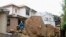 Rocas en una área residencial luego de un alúd provocado por el tifón Wipha, en Kamura, al sur de Tokio.
