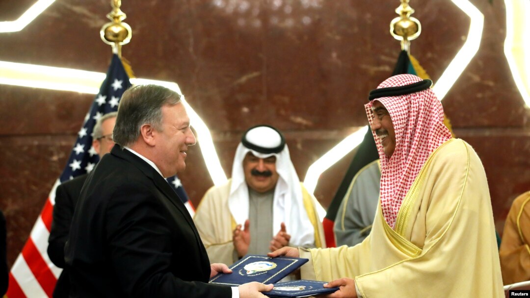 Menlu AS Mike Pompeo dan Menlu Kuwait Sheikh Sabah Al-Khalid Al-Sabah bertukar dokumen yang ditandatangani di Kota Kuwait, Kuwait, 20 Maret 2019.