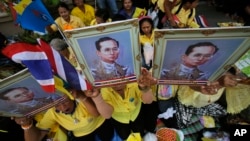 Warga Thailand membawa potret Raja Bhumibol Adulyadej dalam acara untuk menunjukkan dukungan warga terhadap Raja di Bangkok (foto: dok).