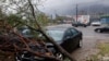 Sebuah pohon yang tumbang menimpa sejumlah mobil di Santa Carina, Meksiko, di saat badai Alberto melanda wilayah tersebut pada 20 Juni 2024. (Foto: Reuters/Daniel Becerril)