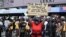 Une manifestante tient une pancarte pour protester contre les abus de la brigade spéciale anti-vol (SRAS) sur la place de péage de Lekki à Lagos, au Nigeria, le 12 octobre 2020.