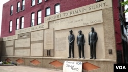 Znak "Pravda za Georgea Floyda" kod spomenika Claytonu, Jacksonu i McGhieu, trojici linčovanih Afroamerikanaca, u Duluthu u Minnesoti. 