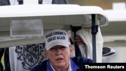 El presidente de EE. UU. Donald Trump, juega golf en su club privado de Sterling, Virginia. Domingo 15 de noviembre de 2020.