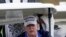 El presidente de EE. UU. Donald Trump, juega golf en su club privado de Sterling, Virginia. Domingo 15 de noviembre de 2020.
