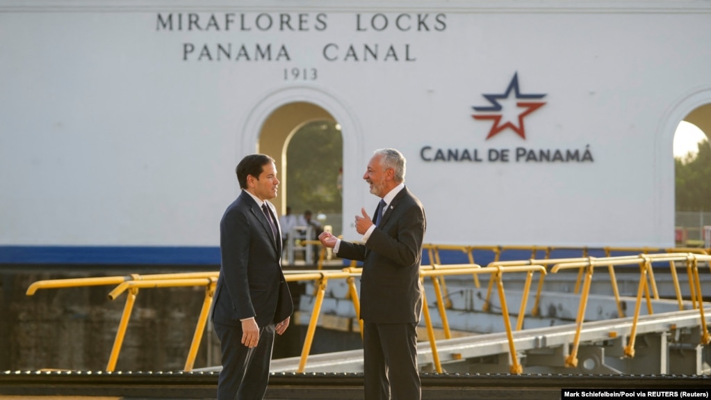 Госсекретарь Марко Рубио и администратор Управления Панамского канала Рикаурте Васкес беседуют во время экскурсии по шлюзам Мирафлор в Панаме. 2 февраля 2025 года. Mark Schiefelbein/Pool via REUTERS.