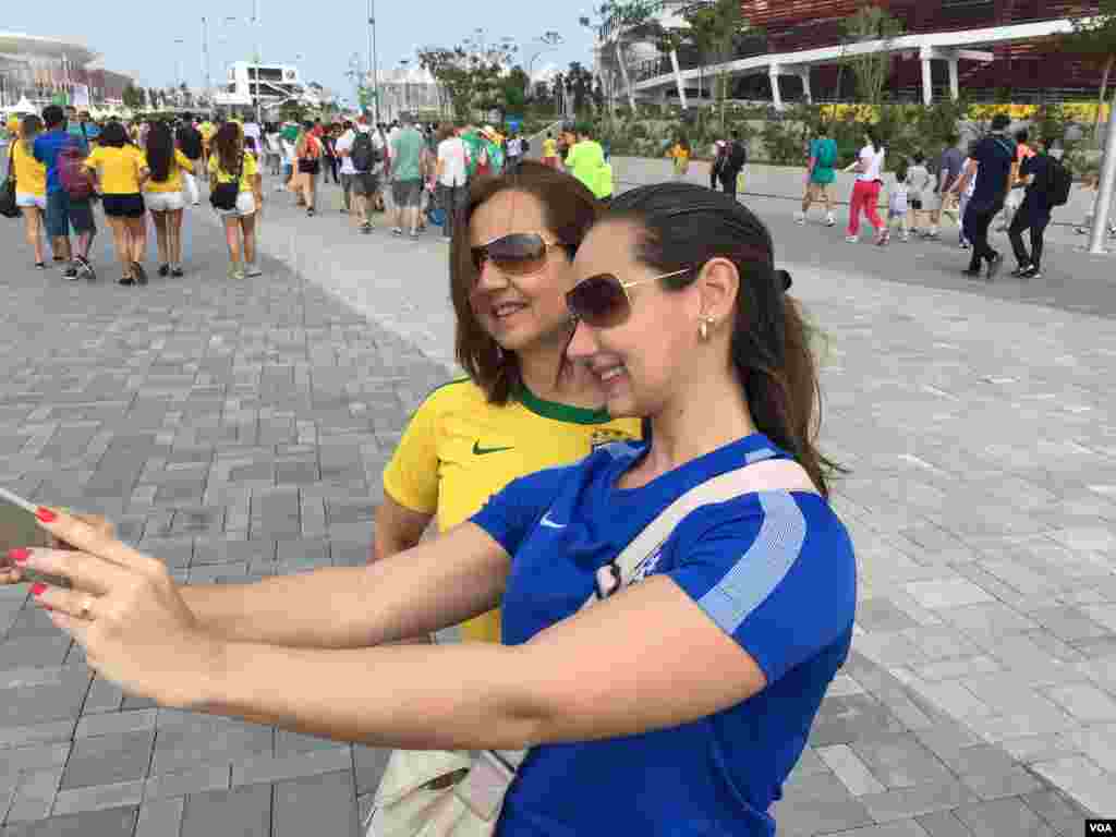 Pengunjung melakukan swafoto di Taman Olimpiade.