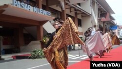 Fashion show batik para pedagang pasar Klewer, Solo, 2 Oktober 2017 (Foto: VOA/Yudha)