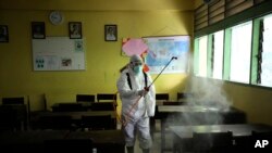 Petugas menyemprotkan disinfektan di ruang kelas sebuah sekolah di tengah pandemi Covid-19 di Jakarta. (Foto: dok).